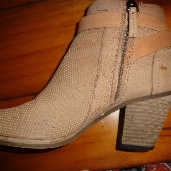 FIRM Dolce Vita Yuri Bootie in Box 6M Perforated Nubuck Zip Closure Natural - Picture 8 of 14
